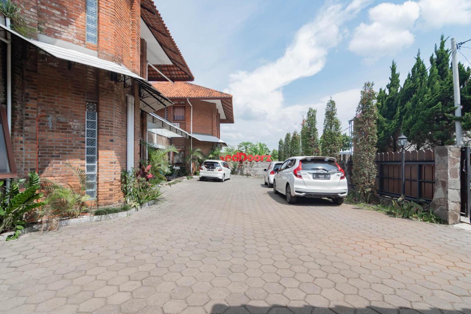 Reddoorz Plus Near Dago Pakar Bandung Exterior foto